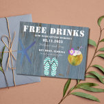 Lustigt gratis dränkar Beach Wedding Sparar datume Meddelande Vykort<br><div class="desc">Cute sparar datumet för ett badbröllop i en rolig "gratis dryck (och vi är gifta sig"-design. Har en rustik träbakgrund med vattenfärgad stjärnfisk,  flinflip flops och en kokokoscocktail.</div>