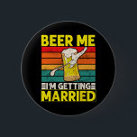Lustigt Groom Bachelor Party Beer Me jag blir Mar Knapp<br><div class="desc">Lustigt Groom Bachelor Party Beer Me jag Gifta sig Manar</div>