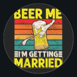 Lustigt Groom Bachelor Party Beer Me jag blir Mar Runt Klistermärke<br><div class="desc">Lustigt Groom Bachelor Party Beer Me jag Gifta sig Manar</div>