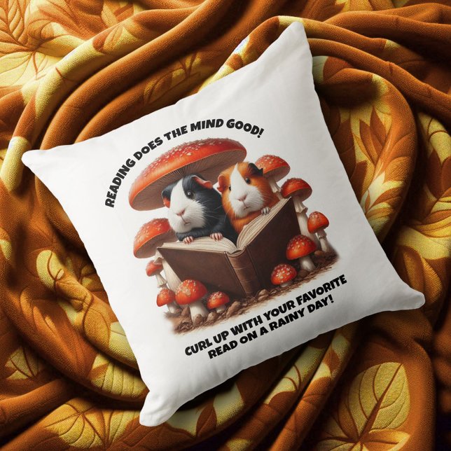 Lustigt Guineas Grisar under Röda svampar Kudde (Guinea Pigs Reading a Book Under Red Mushrooms Throw Pillow Cover Photo)
