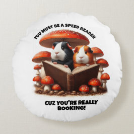 Lustigt Guineas Grisar under Röda svampar Rund Kudde