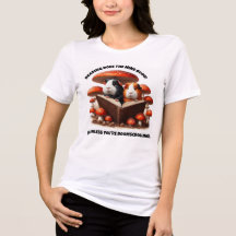 Lustigt Guineas Grisar under Röda svampar