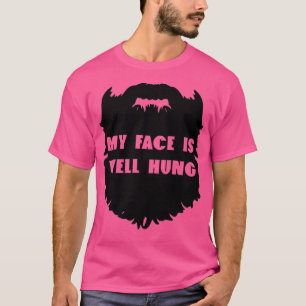 Lustigt hipsterskägg mitt ansikte är väl upphängt t shirt