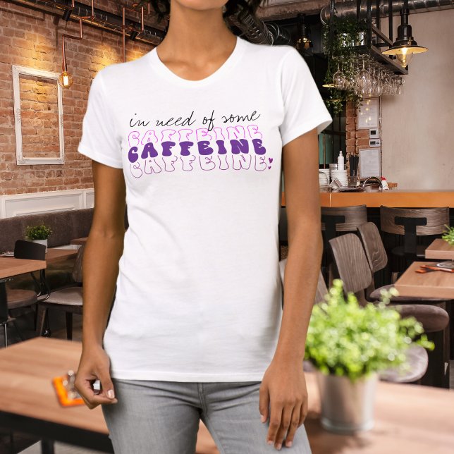 Lustigt i behov av lite Caffeine T- Shirt T (Skapare uppladdad)