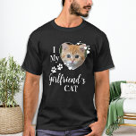 Lustigt i Kärlek Min flickväns kattunge Pet Photo T Shirt<br><div class="desc">Vem gör du verkligen kärlek? Din flickvän eller hennes katt! Ge den perfekt gåvan till din pojkvän i valentines day med den här konstiga skjortan! A måste ha för varje kattälskare, katt mamma och katt pappa! En roligt vrider på min flickvän Kärlek, skjortan citerar "I Kärlek My Girväns katt" ......</div>
