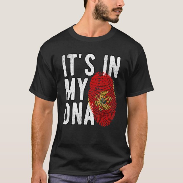 Lustigt i min DNA Montenegro flagga Fingerprint T Shirt (Framsida)