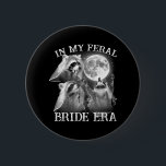 Lustigt i min Feral Bride Era 3 Raccoon Måne Howli Knapp<br><div class="desc">Lustigt i min Feral Bride Era 3 Raccoon Måne Howling Retro</div>