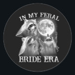 Lustigt i min Feral Bride Era 3 Raccoon Måne Howli Runt Klistermärke<br><div class="desc">Lustigt i min Feral Bride Era 3 Raccoon Måne Howling Retro</div>