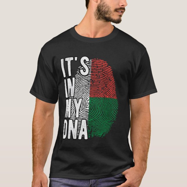 Lustigt i mitt DNA Madagascar flagga Fingerprint 1 T Shirt (Framsida)