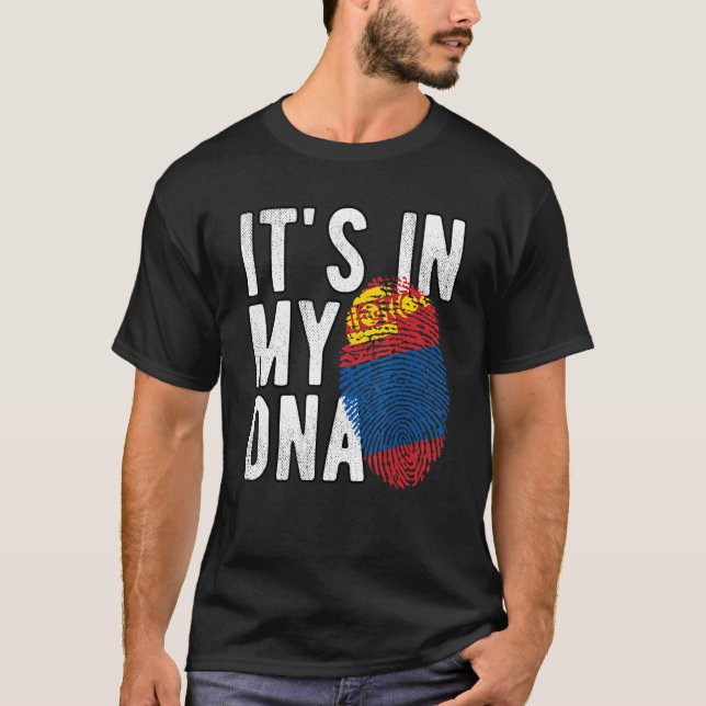 Lustigt i mitt DNA Mongolia flagga Fingerprint T Shirt (Framsida)