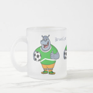 Lustigt illustration av tecknaden för hippo-fotbol frostad glasmugg