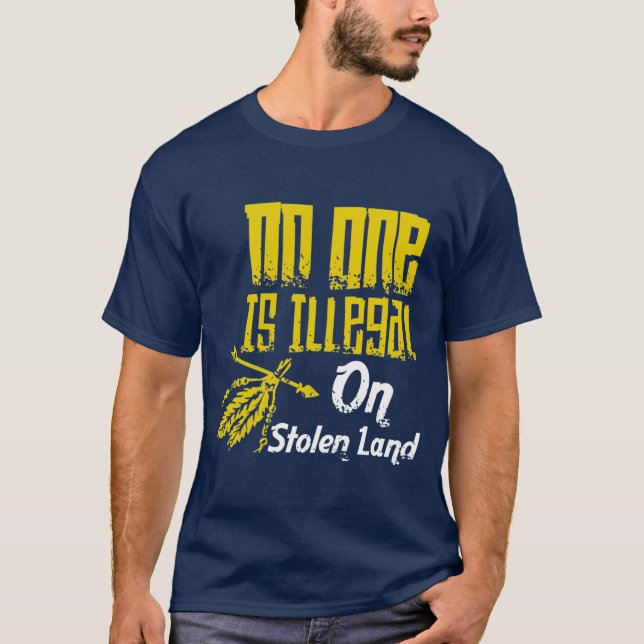 Lustigt, ingen är olaglig på Stolen Land,Native T Shirt (Framsida)