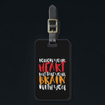 Lustigt inspirerande citat följ ditt hjärta bagagebricka<br><div class="desc">Idéisk,  rolig och humoristisk motivation citat till behålla som du inspirerade och motiverade andra runt dig. Bra sagt om att vara rationell,  tänka innan du agerar. Följ ditt hjärta,  men ta med dig din hjärna. Bakgrunden till färg kan anpassas till färg.</div>