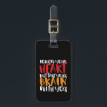 Lustigt inspirerande citat följ ditt hjärta bagagebricka<br><div class="desc">Idéisk,  rolig och humoristisk motivation citat till behålla som du inspirerade och motiverade andra runt dig. Bra sagt om att vara rationell,  tänka innan du agerar. Följ ditt hjärta,  men ta med dig din hjärna. Bakgrunden till färg kan anpassas till färg.</div>