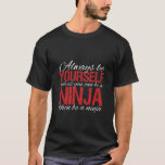 Lustigt inspirerande T-shirt Bli själv eller Ninja<br><div class="desc">Var alltid dig själv. Om du inte kan vara ninja. Var då en ninja. Coz som är så mycket kylare.</div>