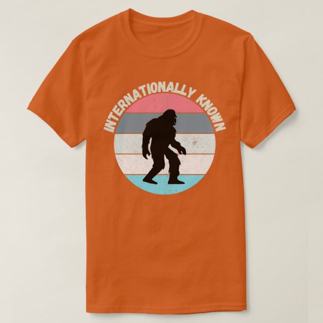 Lustigt internationellt känt Retro Bigfoot T Shirt (Design framsida)
