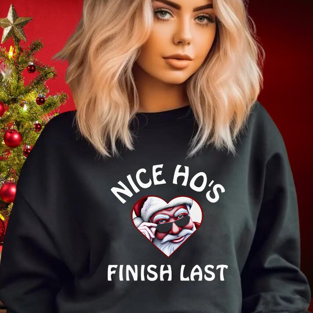 Lustigt Jultomten Nice Ho Avslutade förra julen T Shirt (funny heart shaped Santa Claus  wearing sunglasses Christmas sweater "Nice ho's finish last")