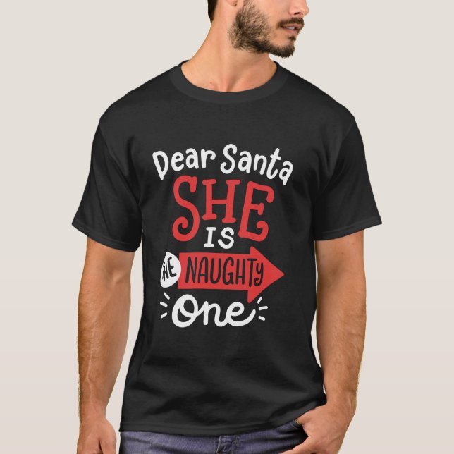 Lustigt Kära Santa Hon är Naughty One jul C T Shirt (Framsida)