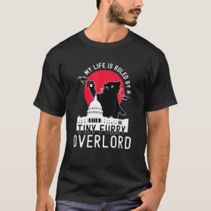 Lustigt katt - mitt liv styrs av ett litet Hårig. T Shirt