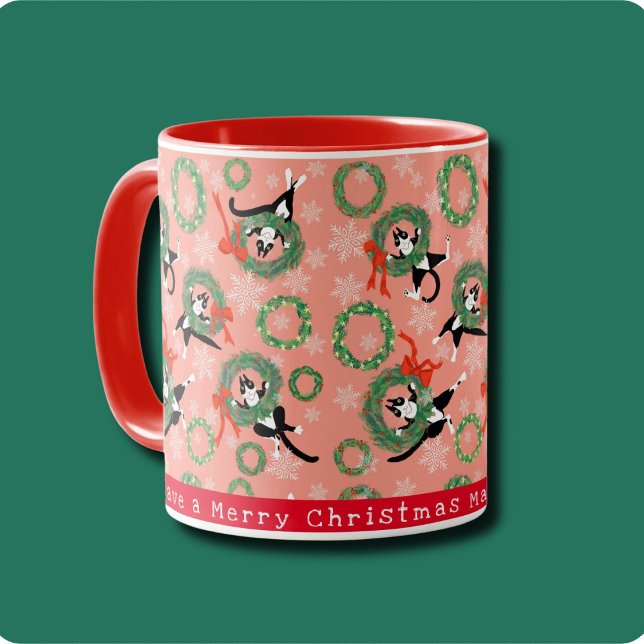 Lustigt Katt och julfransar Mugg (Cute tuxedo cats play in festive Christmas wreaths on poinsettia pink background. Personalize it.)