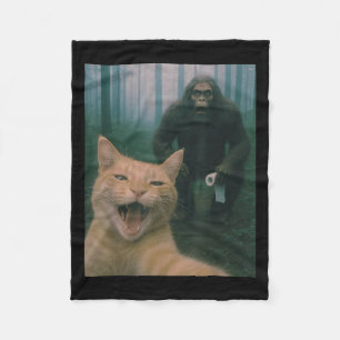 Lustigt katt överraskad Lycklig Selfie med Bigfoot Fleecefilt