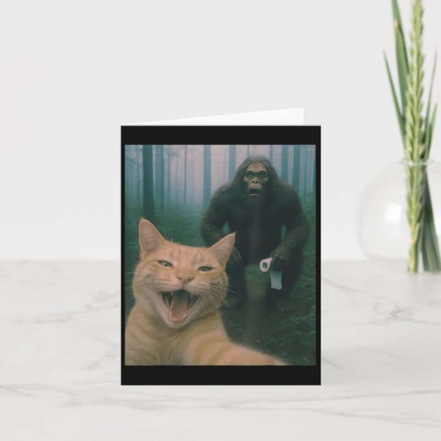 Lustigt katt överraskad Lycklig Selfie med Bigfoot Kort (Framsida)