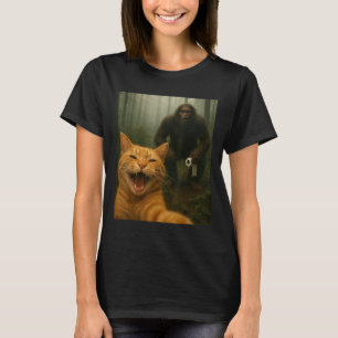 Lustigt katt överraskad Lycklig Selfie med Bigfoot T Shirt