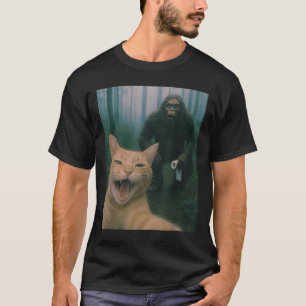 Lustigt katt överraskad Lycklig Selfie med Bigfoot T Shirt