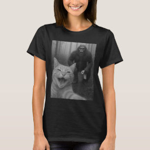 Lustigt katt överraskad Lycklig Selfie med Bigfoot T Shirt