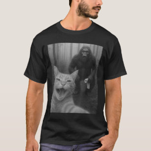 Lustigt katt överraskad Lycklig Selfie med Bigfoot T Shirt