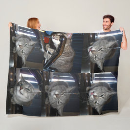 Lustigt katt som drar från köksskåp. fleecefilt