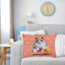 Lustigt katt som ser på fiskbenen