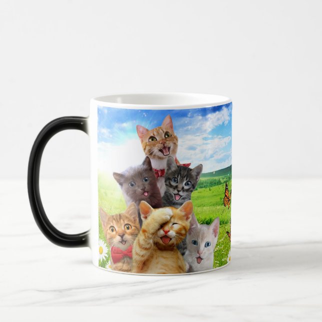 Lustigt kattungar i grönt fält. magisk mugg (Vänster)