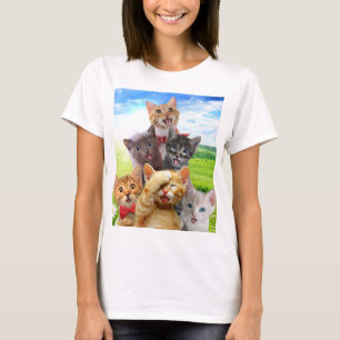 Lustigt kattungar i grönt fält. t shirt