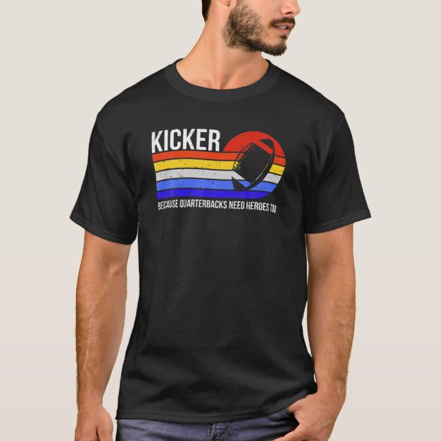 Lustigt Kicker för kvarterback behöver hjältar ock T Shirt (Framsida)