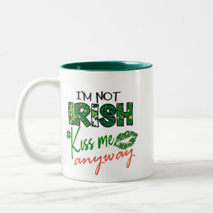Lustigt "Kiss Me I’m not Irish" tvåtonkaffe Mugg