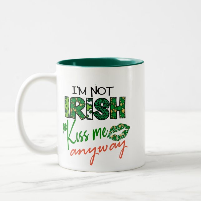 Lustigt "Kiss Me I’m not Irish" tvåtonkaffe Mugg (Vänster)