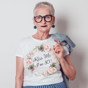 Lustigt Kiss Me, jag är 80 Rosa ros Blommigt T Shirt
