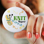 Lustigt Knitting Slay Sticka förekommer boll av ga Knapp<br><div class="desc">Den här småskaliga designen bär den tidlösa frasen "Sticka händer". Frasen skrivs i grönt och svart blandad typografi. Konstruktionen har ett boll av varierat garn i tårblått, vanilj, senap och krydda tillsammans med stickande nål och en del vigt garn av svan. Bläddra i vår butik efter matchning och samordning av...</div>