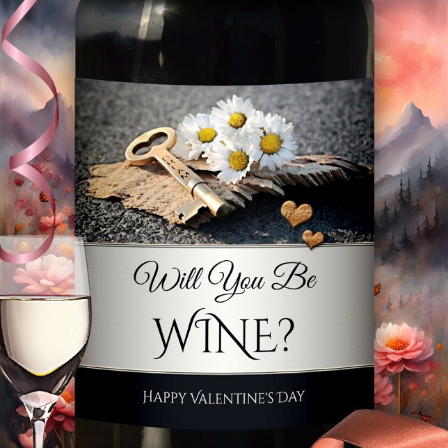Lustigt Lycklig Hearts Valentindagen Vin-märke Vinflaska Etikett (Funny Valentine's Day wine label featuring daisy flowers with a key and hearts on chic silver)