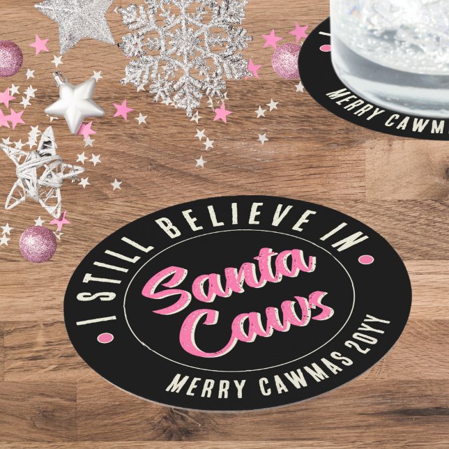 Lustigt nog tror jag på julafton Party Underlägg Papper Rund (Fun pink and black pinkmas Christmas party coaster with custom text celebrate Santa Caws the crow.)
