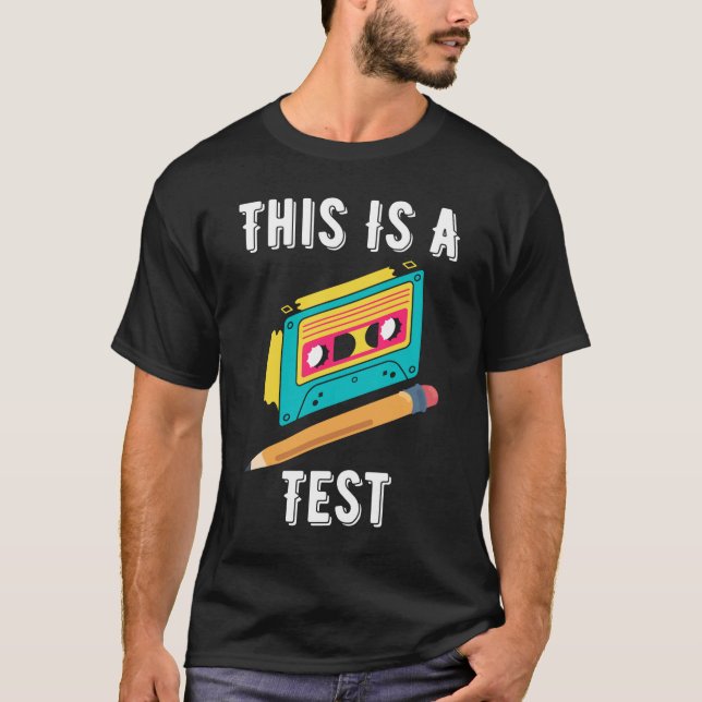 Lustigt, nostalgiskt, det här är ett T-Shirt-test T Shirt (Framsida)
