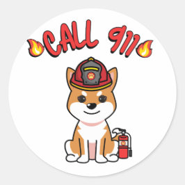 Lustigt orange hund är en brandman runt klistermärke