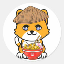 Lustigt orange katt äter nudlar