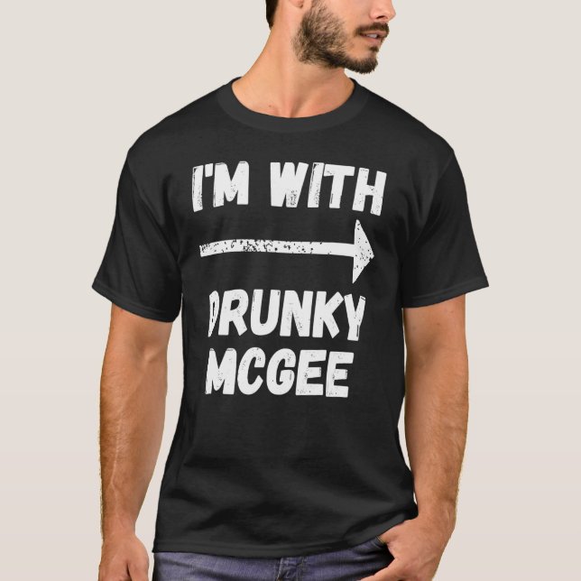 Lustigt par St patricks day jag är med Drunky Mcge T Shirt (Framsida)