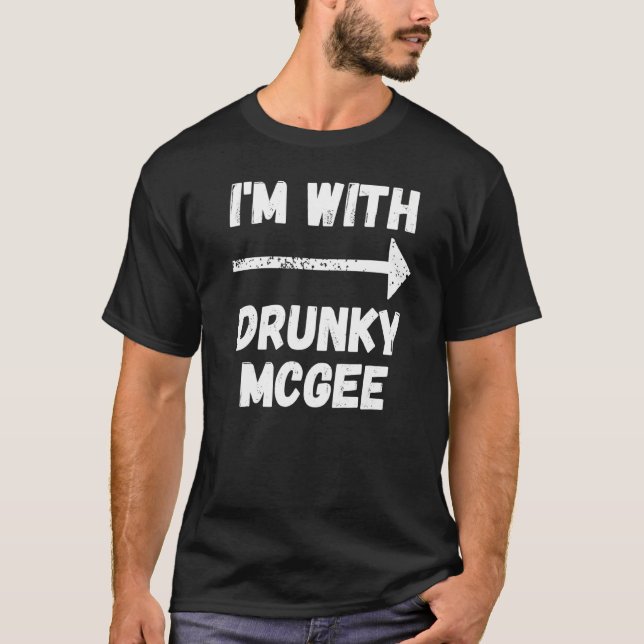 Lustigt par St patricks day jag är med Drunky Mcge T Shirt (Framsida)