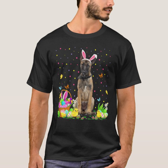 Lustigt Påskägg som jagar belgisk Shepherd Hund Ös T Shirt (Framsida)