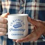 Lustigt Personlig Pontoon Boat Älskare-citat Kaffemugg<br><div class="desc">Den här personligen "jag skulle snarare vara Pontooning"-kaffe mugg är perfekten till botande entusiaster och pontoon älskare. Med en elegant, återinspirerad design med en charmerande pontoon-båt är mugg anpassadet med namn för en verkligt unik beröring. Denna blå och vita mugg fångar den fredliga nautiska livskampen vid vatten, som är gjord...</div>