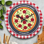 Lustigt Pizza Time Personlig Wall Clock Stor Klocka<br><div class="desc">Den här perfekten på pizzan älskare har en lyxpizza på en silver-pizza över ett klassiskt rött gingham-tryck som liknar borddukar som man hittar i alla klassiska pizzaria. Din familjs namn och årstidsstadda text finns med höger på pizzapanabilden.</div>