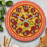 Lustigt Pizza Time Wall Clock Stor Klocka<br><div class="desc">Den här väggklockan har en lyxpizza på ett klassiskt perfekt gingham som liknar bordsdukar som man hittar i alla klassiska pizzaria.</div>